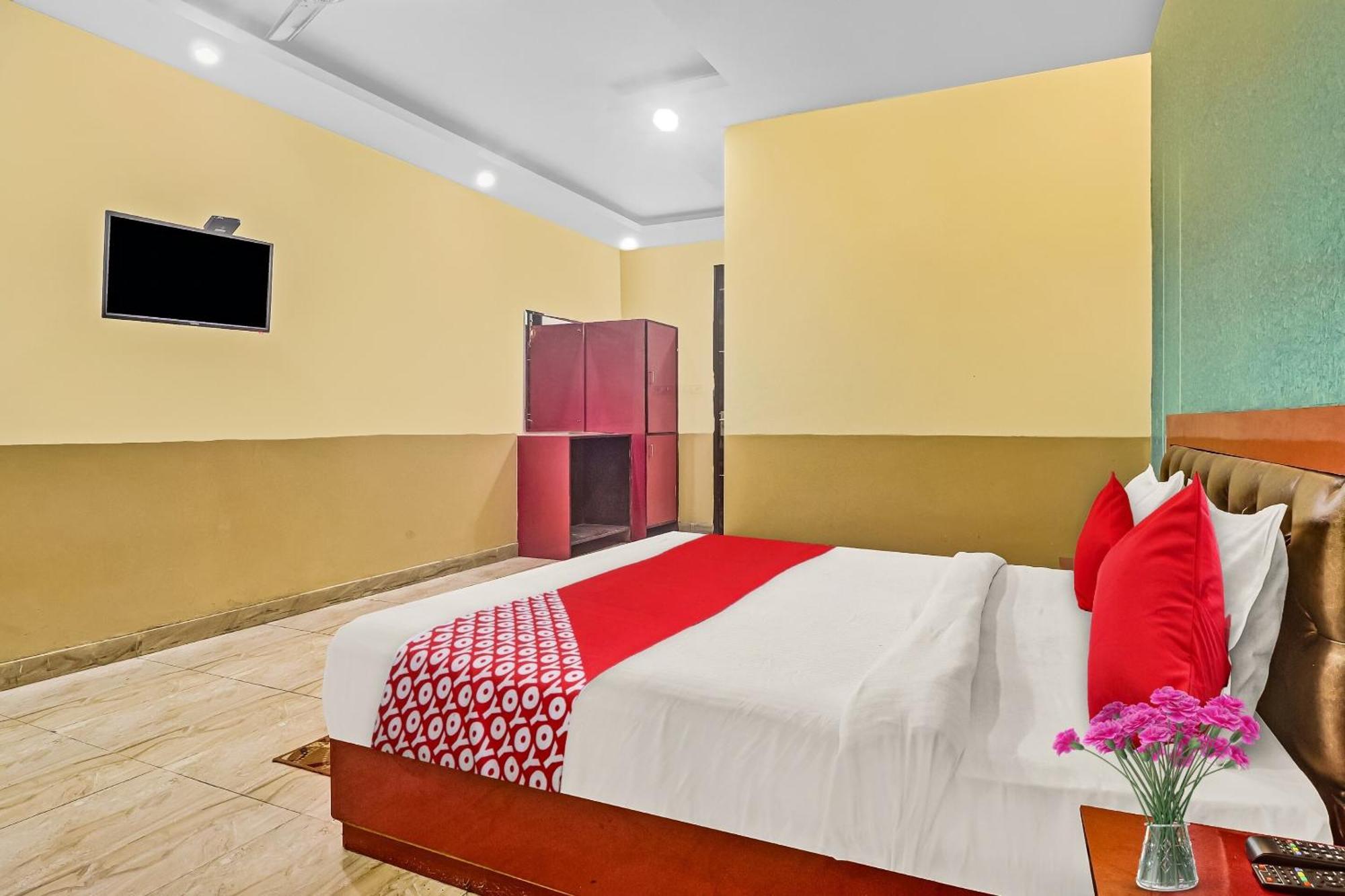 Hotel O Prince Home Stay Near Ambience Mall Yeni Delhi Dış mekan fotoğraf