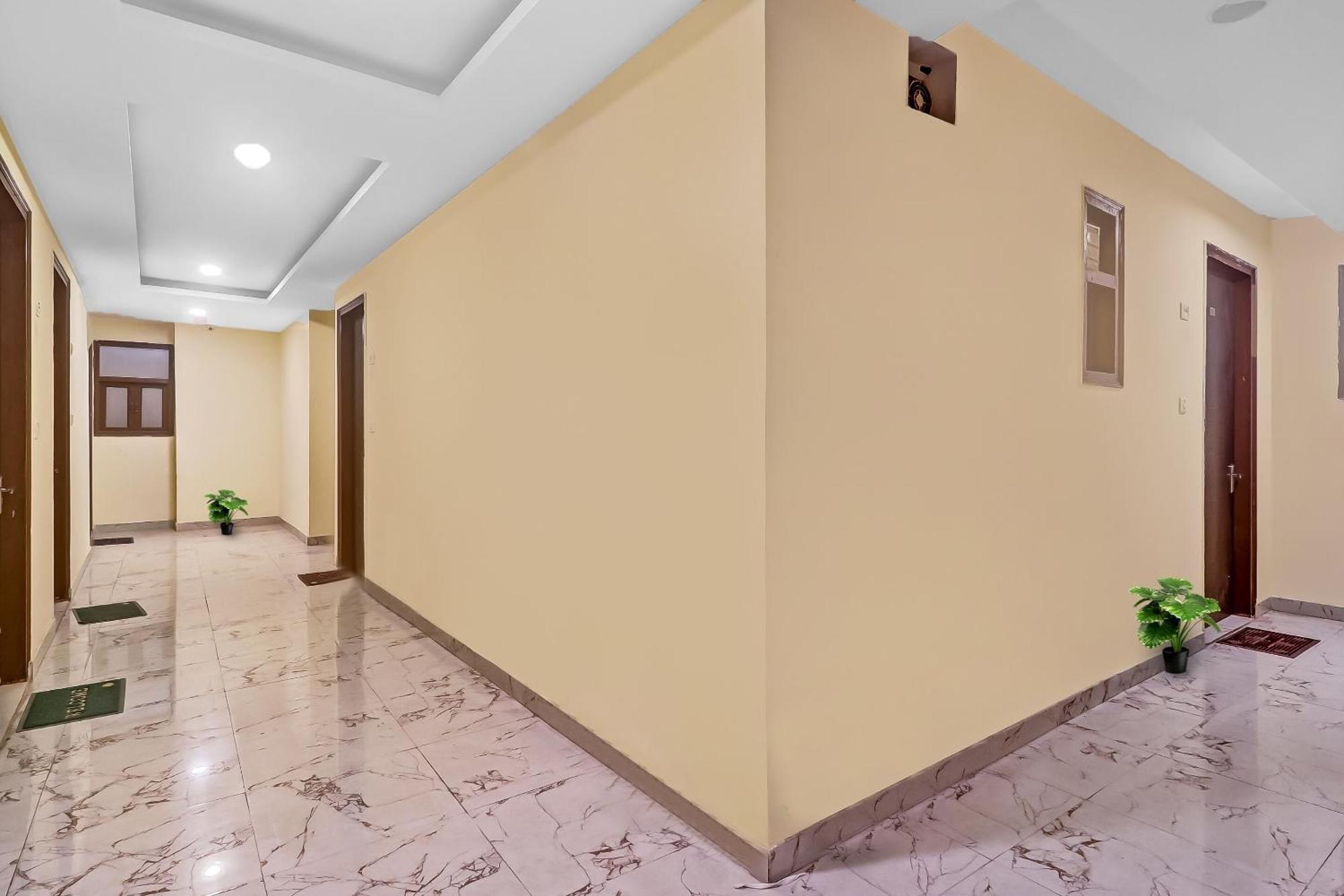 Hotel O Prince Home Stay Near Ambience Mall Yeni Delhi Dış mekan fotoğraf