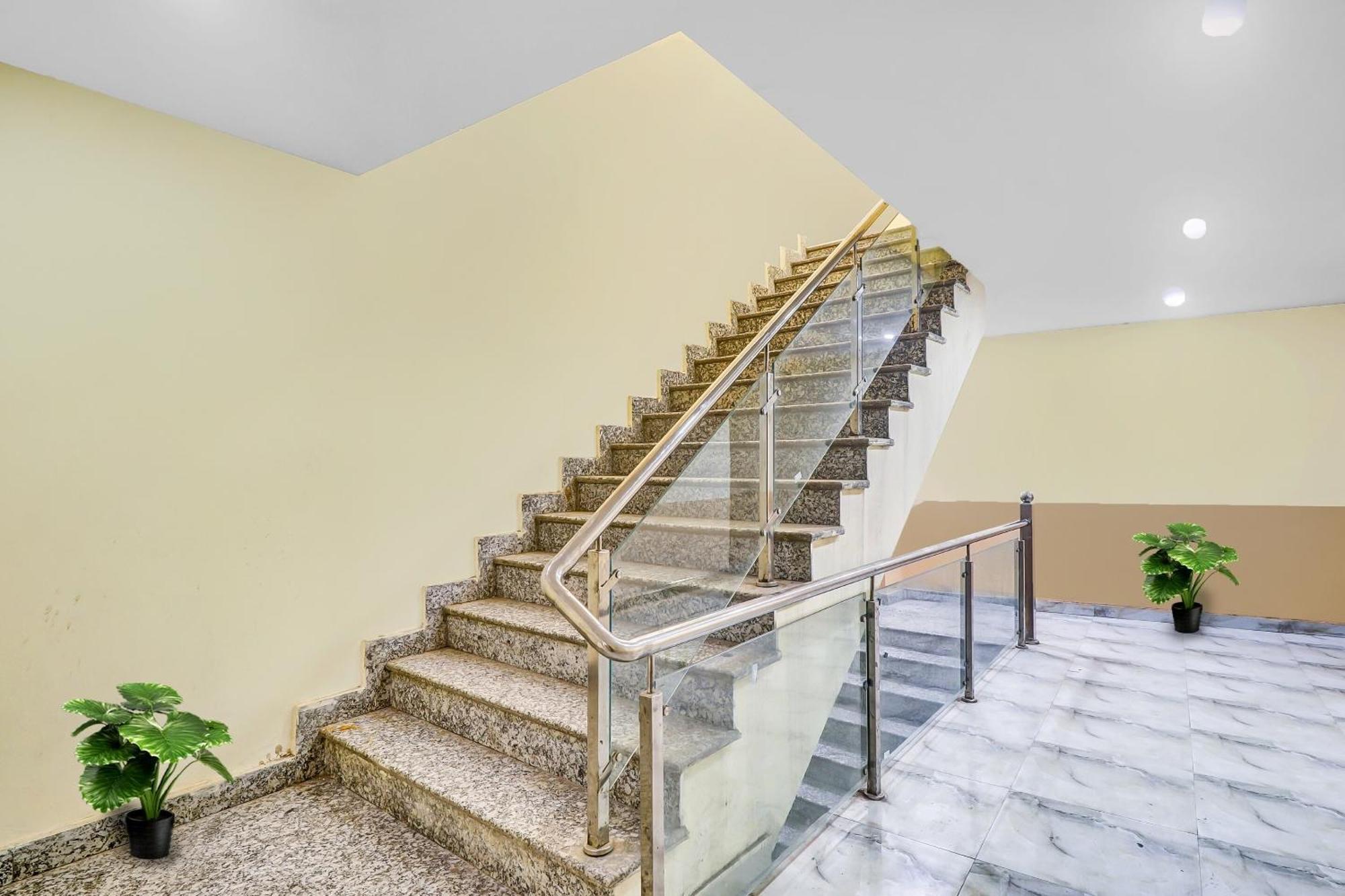 Hotel O Prince Home Stay Near Ambience Mall Yeni Delhi Dış mekan fotoğraf
